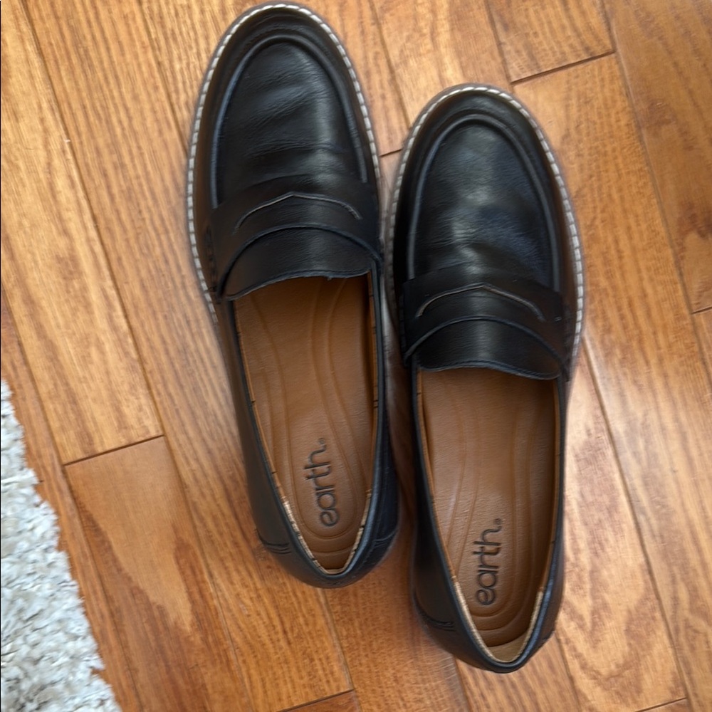 Earth women’s  Classic Black Leather Loafers